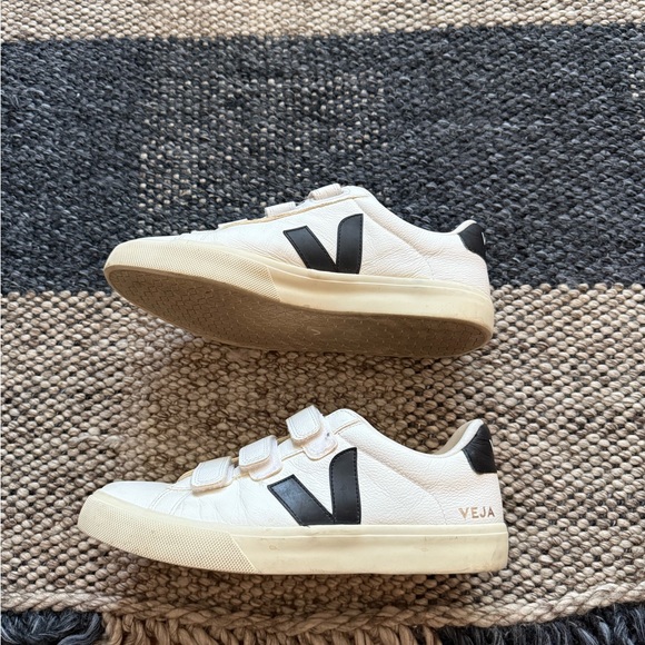 VEJAS Women's Recife Low Top Sneakers. WHITE / black. Size 11 (women’s) - Picture 4 of 8